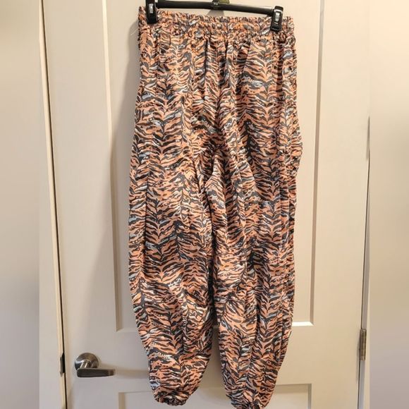 Free People Movement Zephyr Printed Pants Camel Combo Size Large NWOT - Picture 8 of 8